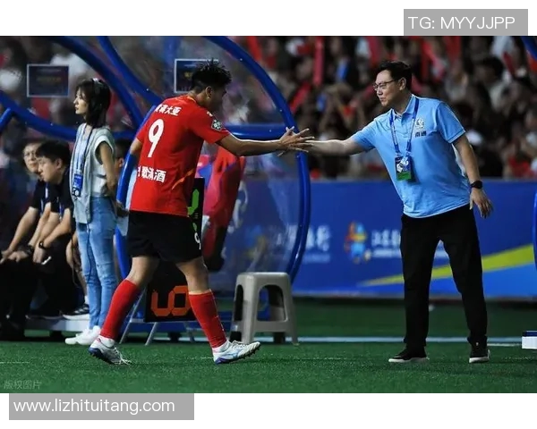 央视盛赞足球明星风采卓越颜值出众引发球迷热议