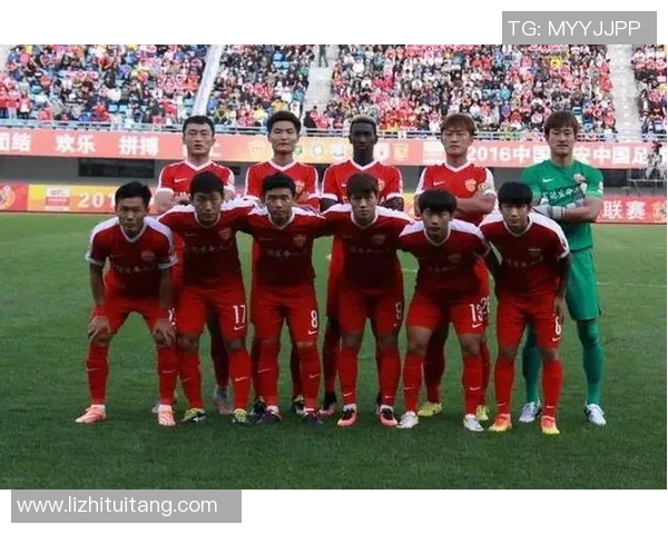 成都篮球队在世界杯预选赛积分榜上以52分稳居第一名展现强劲实力