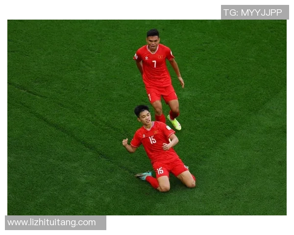 越南足球明星化身搞笑角色拍摄伪装视频引发网友热议