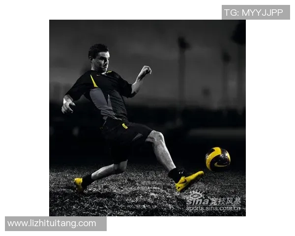 足球明星训练鞋时尚搭配女孩的运动魅力展现与风格解析 足球明星训练鞋时尚搭配女孩的运动魅力展现与风格解析